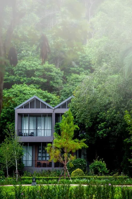 Lodging building surrounded by trees in the Ibogaine Thailand listing.