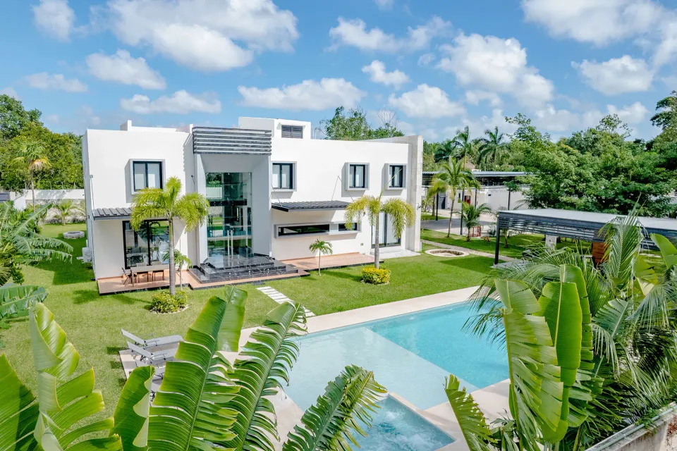Transcend Clinic building, garden and pool in Cancun